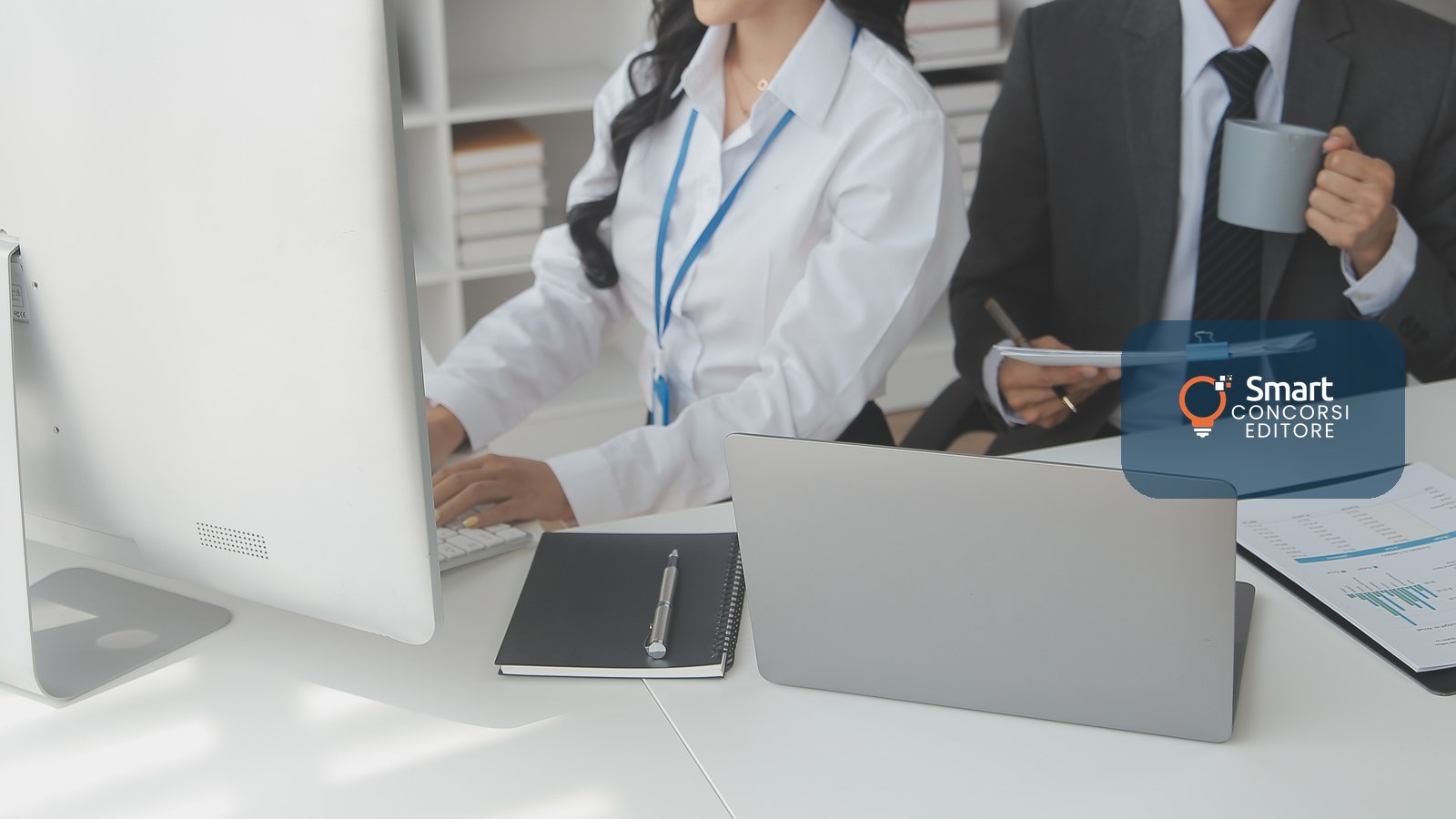 Personale amministrativo al lavoro in un ufficio di un'azienda sanitaria
