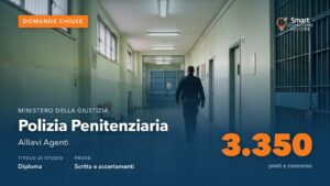 Agente della Polizia Penitenziaria lungo il corridoio di un istituto