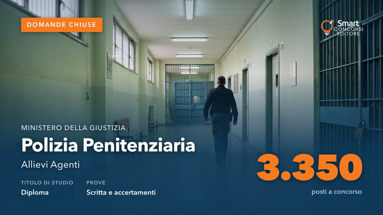 Agente della Polizia Penitenziaria lungo il corridoio di un istituto