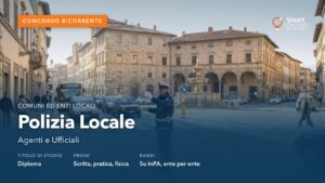 Agente di polizia locale in servizio in una piazza italiana