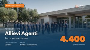 Allievi agenti nel cortile di una scuola di polizia